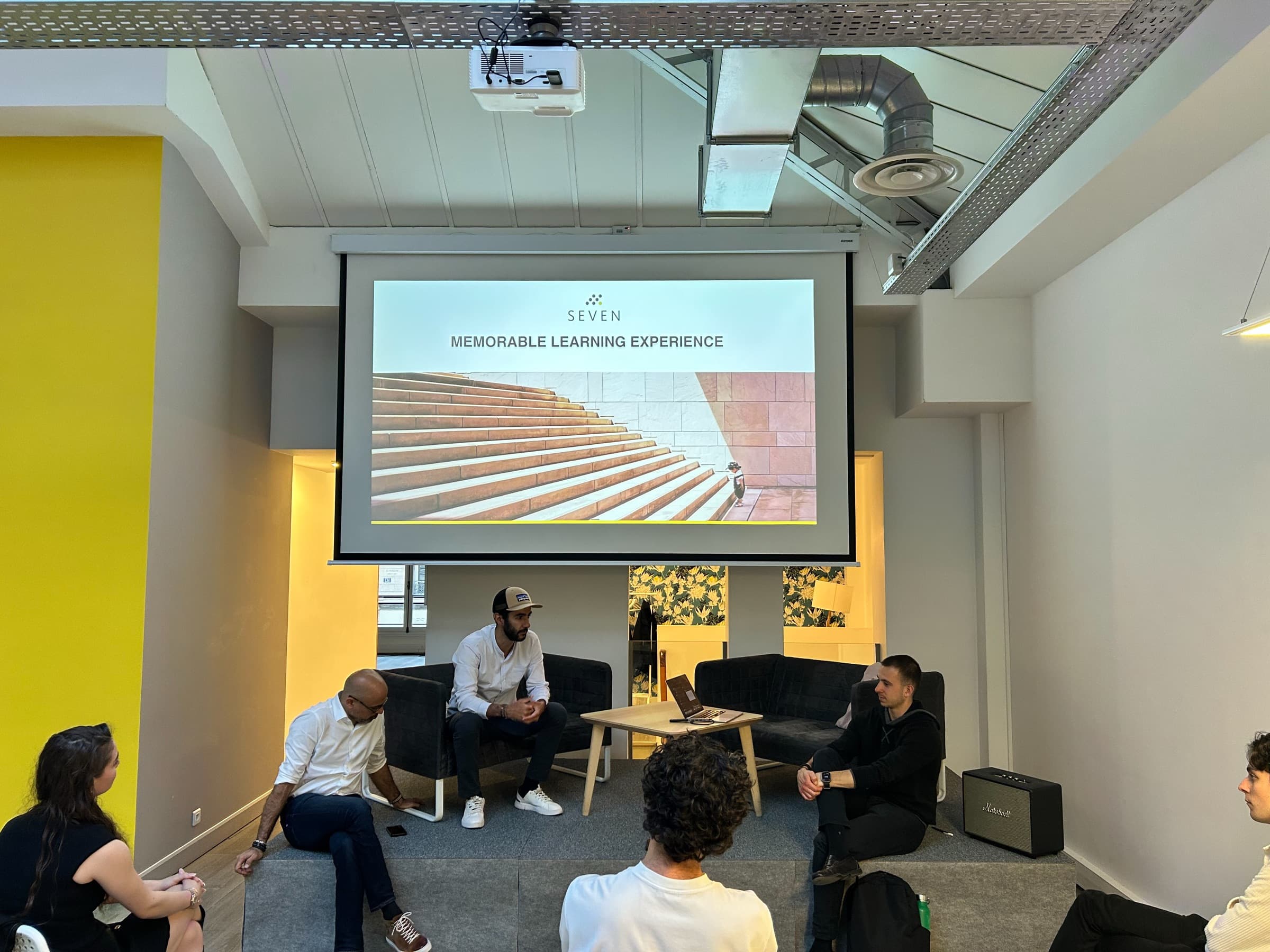 Espace La Home Seven, Paris 11, en configuration plénière avec écran et public assis
