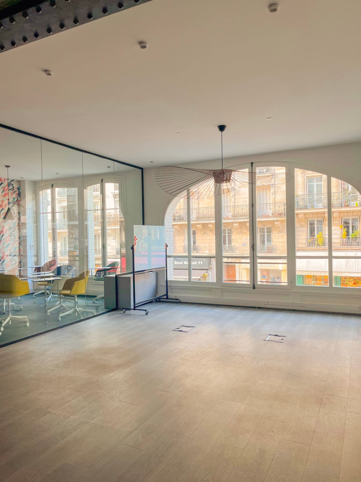 Espace central privatisable avec vitrage et grandes baies arrondies