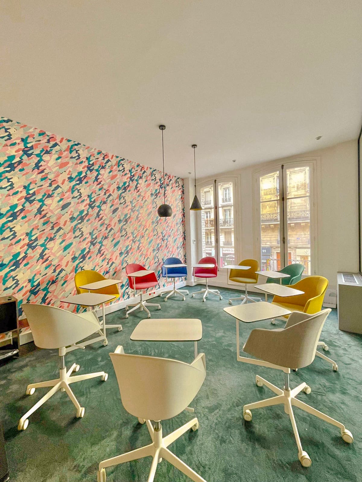 Salle modulable en îlot avec mobilier sur roulettes